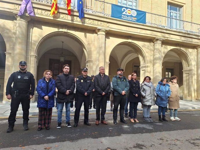 El subdelegado del Gobierno en Huesca, José Carlos Campo, durante el minuto de silencio con motivo del 25N