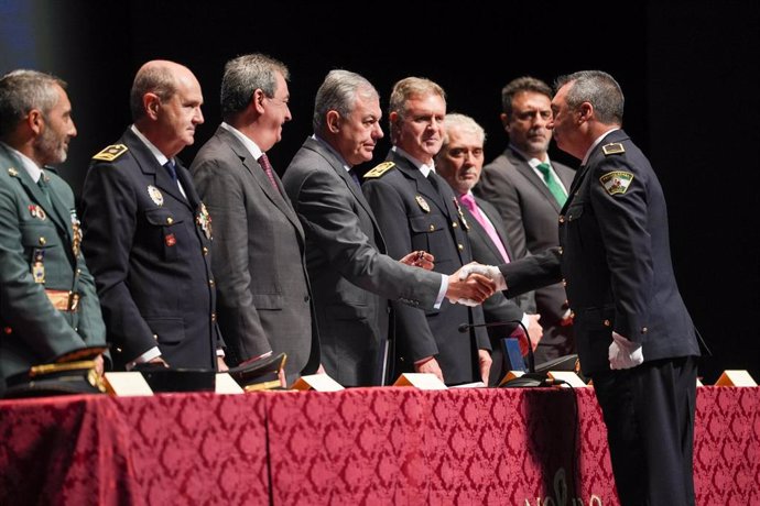 El alcalde de Sevilla, José Luis Sanz, en la celebración del Día de la Policía Local.