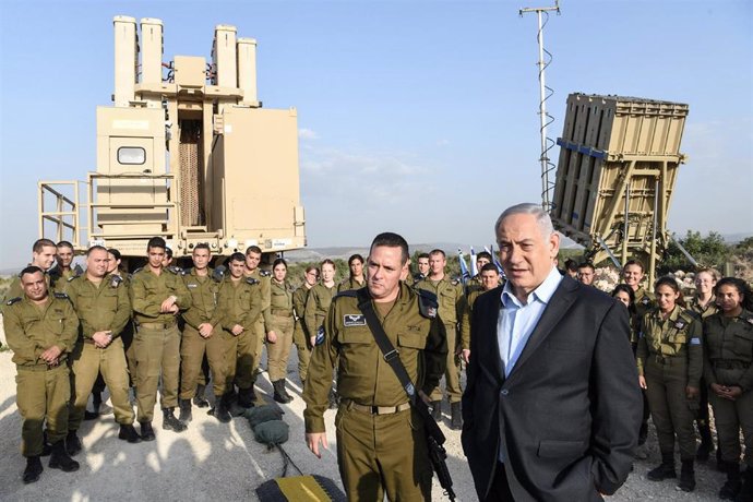 Archivo - El primer ministro de Israel, Benjamin Netanyahu, junto a una batería del sistema de defensa antiaérea 'Cúpula de Hierro'