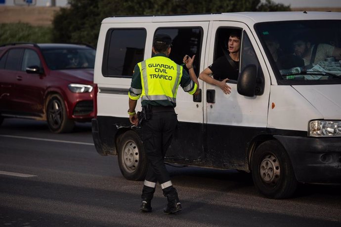 Un guardia civil regulando el tráfico. Archivo.