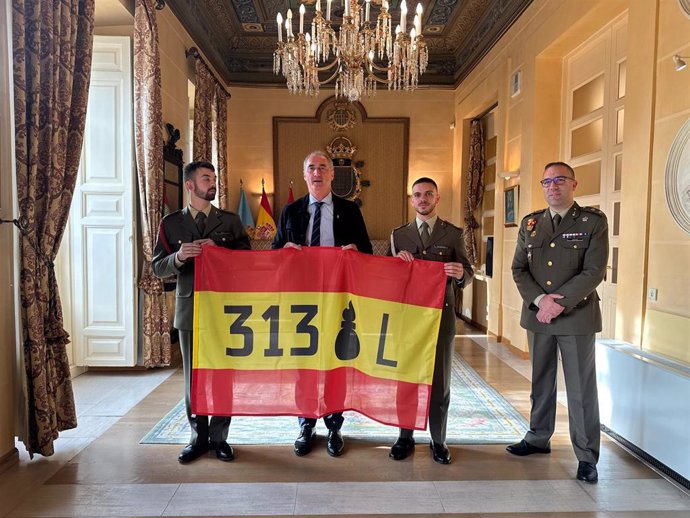 El alcalde José Mazarías, entre los alumnos de Artillería, junto a su jefe, teniente coronel Galindo.