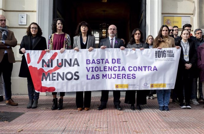 La ministra de Igualdad, Ana Redondo (3i), y el delegado del Gobierno de Madrid, Francisco Martín (4i), durante un minuto de silencio, en la sede de la Delegación del Gobierno de Madrid, a 26 de noviembre de 2024, en Madrid (España)