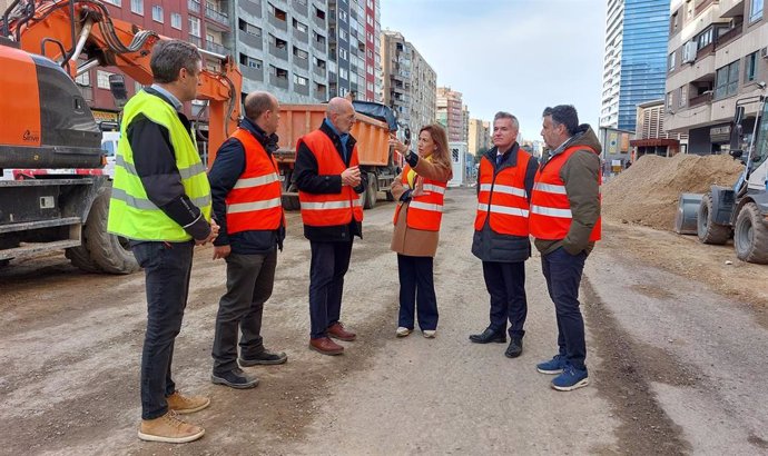 La alcaldesa de Zaragoza, Natalia Chueca, visita las obras de la avenida Navarra.