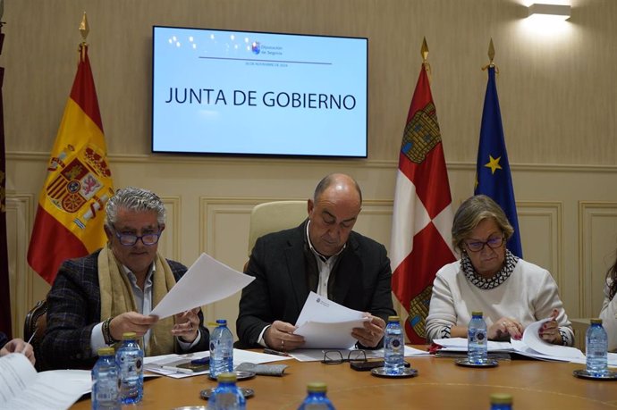 Un momento de la Junta de Gobierno de la Diputación, presidida por Miguel Ángel de Vicente (centro).