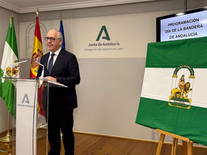 Jesús Estrella presenta la programación por el día de la Bandera de Andalucía