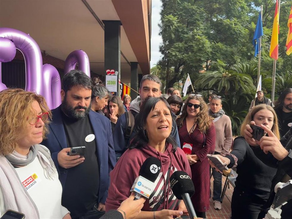 Marga Romartínez (CC.OO.), Andreu Navarra (AspepcSps), Iolanda Segura (UstecStes) y Emili Llorente (CGT) este martes durante las declaraciones a la prensa ante la Conselleria de Educación en Barcelona