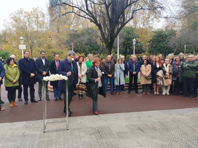 Ofrenda floran en la placa colocada en Bilbao en recuerdo a Ángel Esparta, asesinado a tiros por la Guardia Civil en 1975