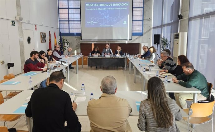 El consejero de Educación y Formación Profesional, Víctor Marín, preside la sesión ordinaria de la Mesa Sectorial de Educación.