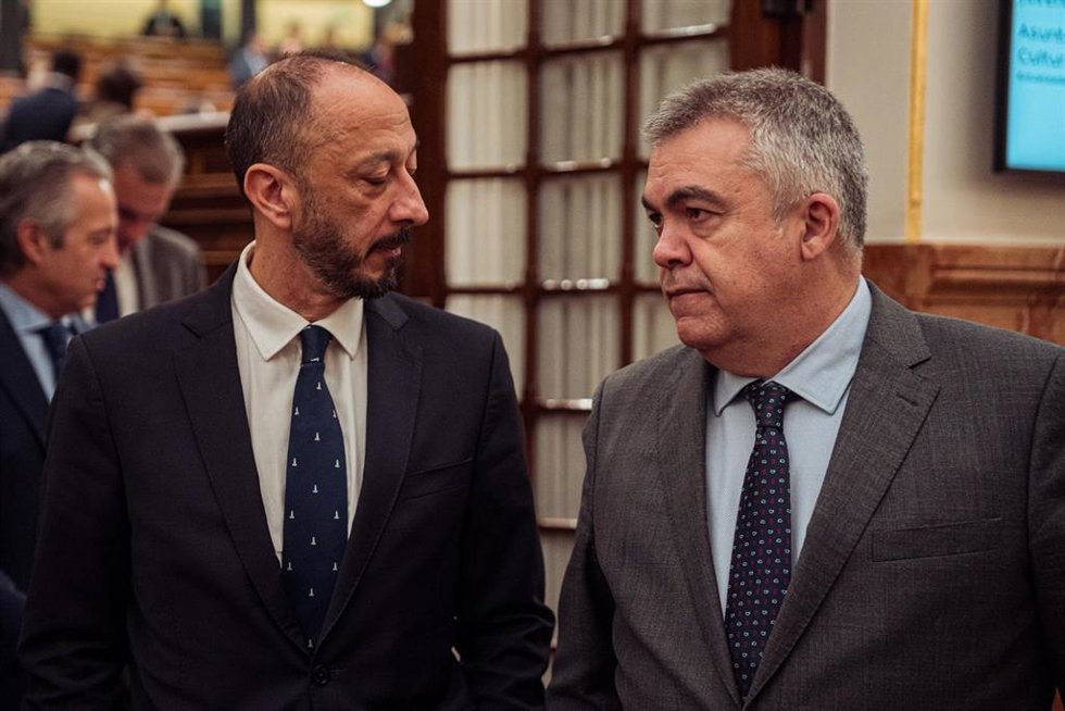 Archivo - El vicepresidente del Congreso, Alfonso Rodríguez Gómez de Celis (i) y el secretario de Organización del PSOE, Santos Cerdán (d), a su salida de una sesión plenaria, en el Congreso de los Diputados, a 12 de marzo de 2024, en Madrid (España). E
