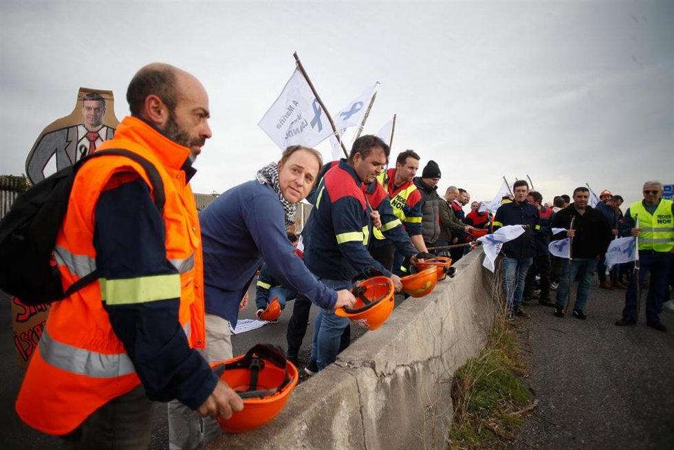 Varias personas durante una protesta de trabajadores de Alcoa, a 23 de noviembre de 2024, en Ribadeo, Lugo, Galicia (España). Una protesta de cientos de trabajadores de Alcoa San Cibrao ha cortado durante unos minutos la autovía A-8 a la altura de Ribad