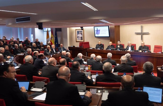 Archivo - El presidente de la CEE, Luis Argüello (2d), y el vicepresidente de la Conferencia Episcopal Española (CEE), José Cobo (3i), en una reunión de la Conferencia Episcopal Española.