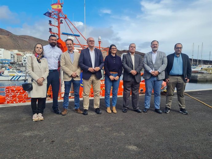 El delegado del Gobierno en Canarias, Anselmo Pestana (c), junto a la Salvamar Acrux, que empieza a prestar servicios en El Hierro