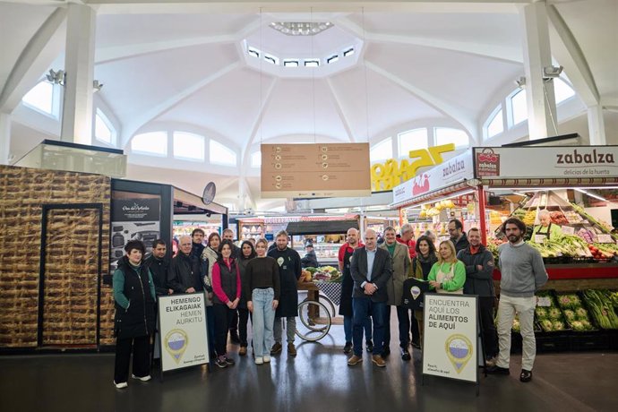 El consejero de Desarrollo Rural y Medio Ambiente, José Mª Aierdi, visita el mercado del Ensanche en Pamplona.