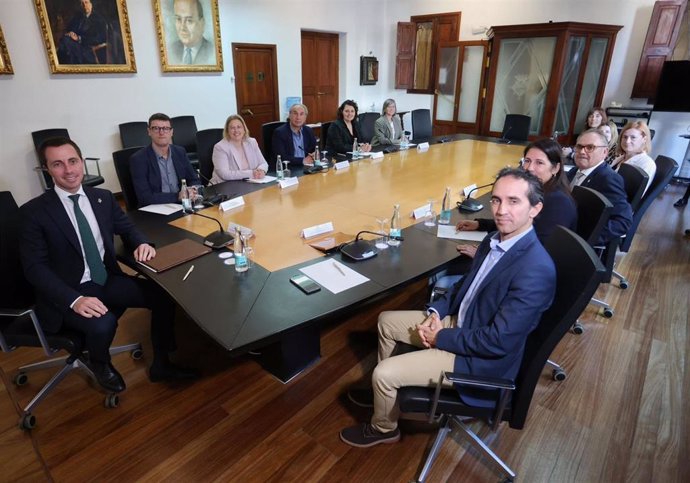 El presidente del Consell de Mallorca, Llorenç Galmés, reunido con los alcaldes de Artà, Muro, Pollença, Llucmajor y Campos.