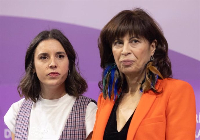 Archivo - La hasta ahora ministra de Igualdad, Irene Montero (i) y la hasta ahora concejala de Cultura y Turismo en el ayuntamiento de Valladolid, Ana Redondo (d), durante el traspaso de la cartera de Igualdad, en la sede del Ministerio de Igualdad, a 21 