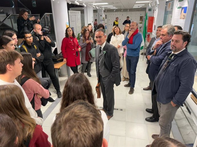 Teatralización durante la inauguración de la exposición de los fondos bibliográficos, documentales y hemerográficos sobre los primeros años de la lucha por la Autonomía en Andalucía.