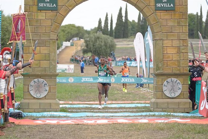 El atleta español Thierry Ndikumwenayo cruza la meta de la XLII Cross Internacional de Itálica