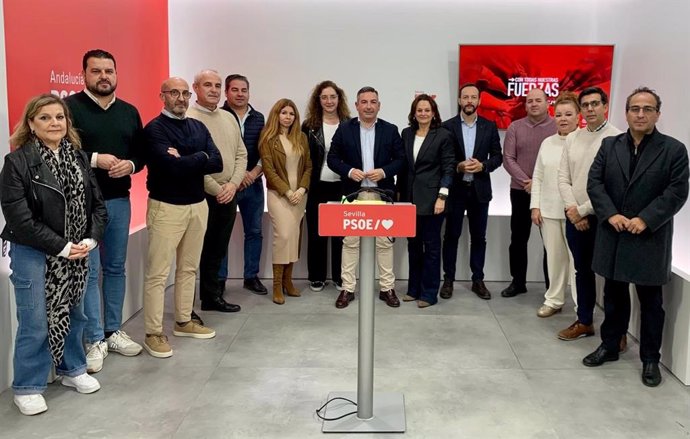 La secretaria de Movilidad del PSOE de Sevilla y alcaldesa de Espartinas, Cristina Los Arcos, y el portavoz socialista en el Consorcio de Transporte Metropolitano de Sevilla, José Manuel Romero Campos acompañados por alcaldes socialistas.