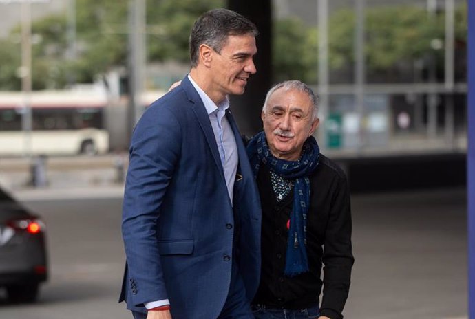 El presidente del Gobierno, Pedro Sánchez (i), y el secretario general de UGT, Pepe Álvarez (d), a su llegada a la segunda jornada del Congreso Confederal de UGT, en el Centro de Convenciones Internacionales de Barcelona, a 26 de noviembre de 2024, en Bar