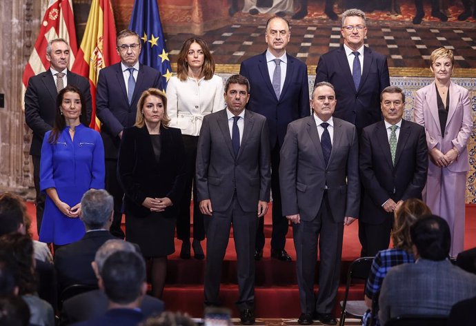 Foto de família del president de la GeneralitatCarlos Mazón (c), junt amb els consellers després de ser remodelat el Consell, al Saló de Corts del Palau de la Generalitat