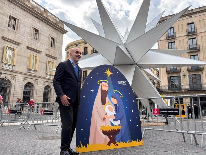 El presidente del PP en el Ayuntamiento de Barcelona, Daniel Sirera, frente a la estrella luminosa en la plaza Sant Jaume