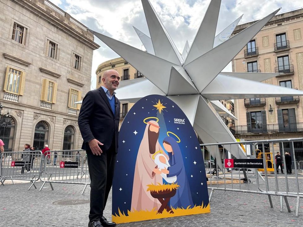 El presidente del PP en el Ayuntamiento de Barcelona, Daniel Sirera, frente a la estrella luminosa en la plaza Sant Jaume