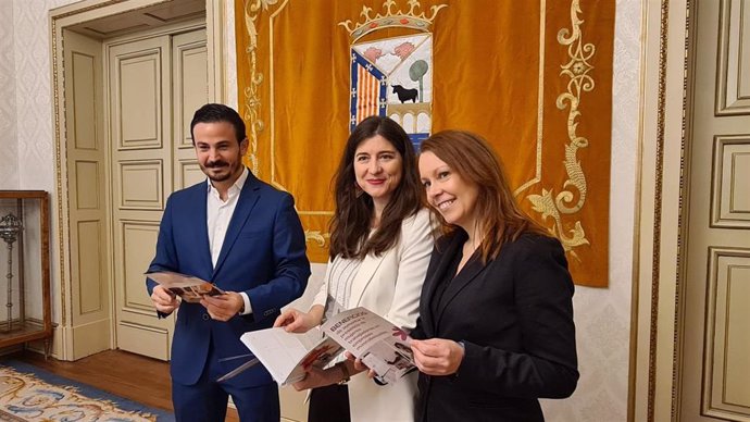 Presentación de los folletos para promover la presencia de mujeres y personas con discapacidad en empresas de Salamanca.