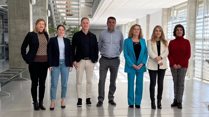 Investigadores y representantes de los hoteles participantes en el estudio de la UIB para analizar el consumo de agua de los turistas.