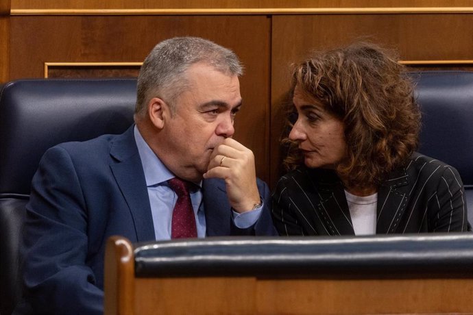 El secretario de Organización del PSOE, Santos Cerdán y la vicepresidenta primera y ministra de Hacienda, María Jesús Montero, durante un pleno en el Congreso de los Diputados, a 14 de noviembre de 2024, en Madrid (España). 