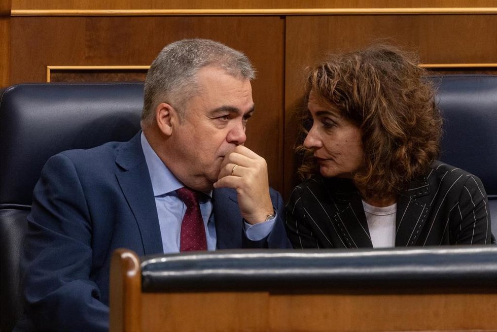 El secretario de Organización del PSOE, Santos Cerdán y la vicepresidenta primera y ministra de Hacienda, María Jesús Montero, durante un pleno en el Congreso de los Diputados, a 14 de noviembre de 2024, en Madrid (España).