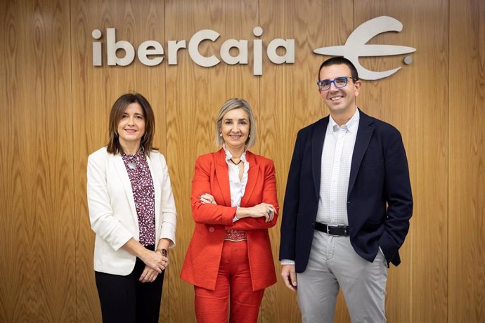 De izquierda a derecha: la directora de Desarrollo de Negocio de Banca de Empresas de Ibercaja, Cristina Mateo; la directora de Banca de Empresas, Teresa Fernández; y el jefe de Estrategia Comercial, José Antonio Ruiz.