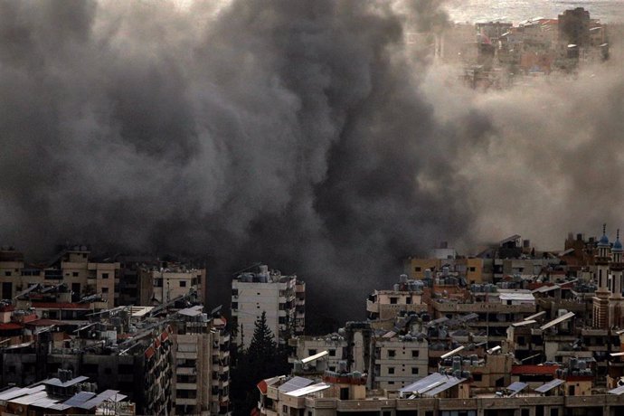 Columna de humo tras un bombardeo del Ejército de Israel contra la capital de Líbano, Beirut (archivo)