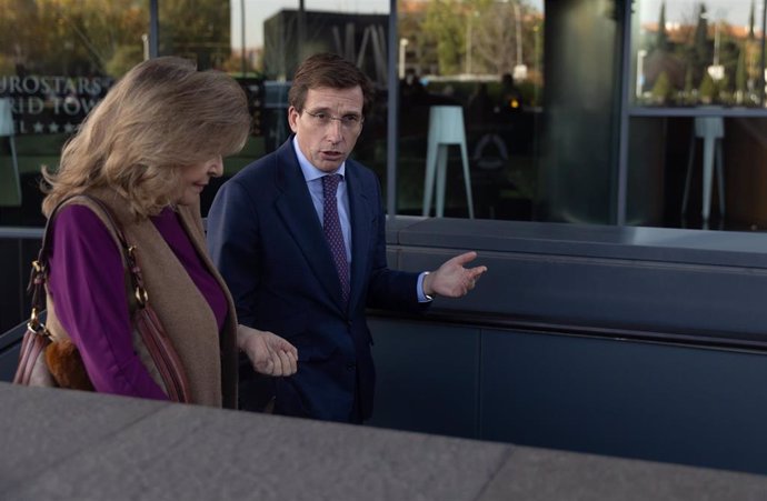 La concejala del PP Engracia Hidalgo y el alcalde del PP, José Luis Martínez-Almeida, salen de la Junta Directiva Nacional del Partido Popular, en el Hotel Eurostars Madrid Tower