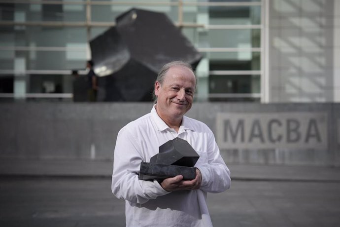 Ibon Aranberri con el galardón del primer Premio Fundación Macba.