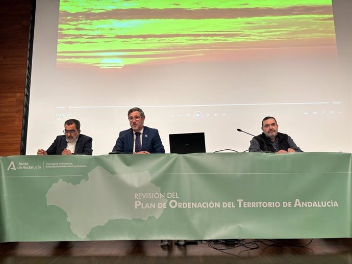 Miguel Contreras (centro) durante la inauguración de la jornada