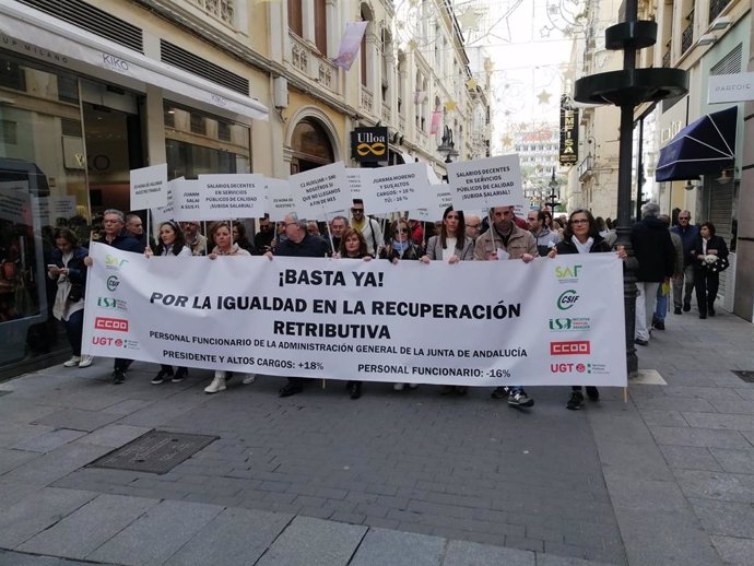 Manifestantes en Córdoba para exigir mejoras retributivas para el personal funcionario de la Administración General.