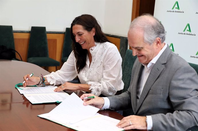 Firma de acuerdo entre la Junta de Andalucía y el Consejo Andaluz de Colegios Oficiales de Farmacéuticos para ayudar a víctimas de violencia de género. (Foto de archivo).