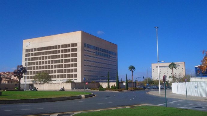 Archivo - Edificio del Cubo, donde se ubicará el Palacio de la Justicia, con el Museo de Memoria de Andalucía al fondo.