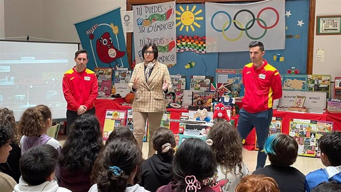 El entrenador Jacinto Garzón, la delegada de Desarrollo Educativo de la Junta en Granada, María José Martín, y el deportista José Manuel Ruiz en 'Tú puedes ser olímpico'