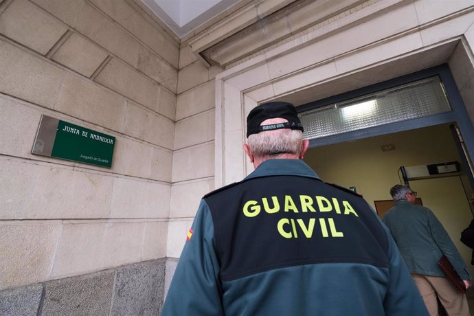 Archivo - Imagen de archivo de un agente de la Guardia Civil en un juzgado de guardia.