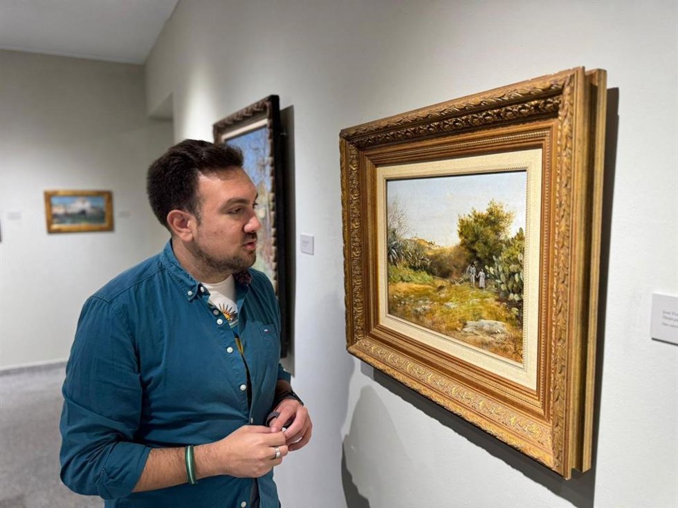 El edil de Cultura ante una de las pinturas