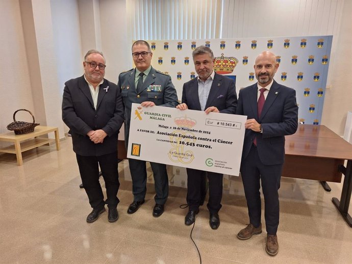 La Guardia Civil entrega a la AECC la recaudación obtenida por los actos de su patrona en Alhaurín de la Torre (Málaga).