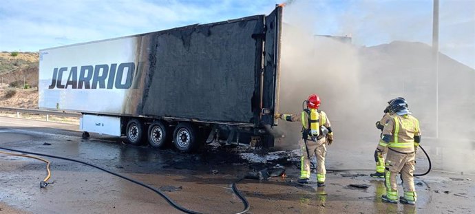 Un camión frigorífico ha ardido este martes en la zona de peaje de la autopista AP-7, que une Cartagena-Vera, a su paso por Mazarrón