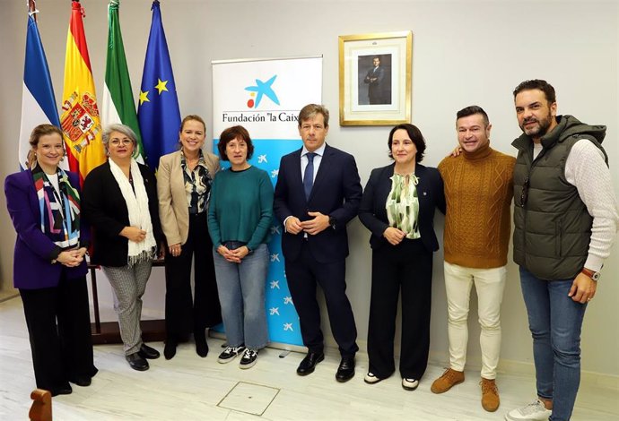 Javier Gómez Pérez, director de área de negocio de Caixabank en Jerez-Sanlúcar, y Carmen Vergara, directora de oficina de la calle Larga, junto a las delegadas de Inclusión Social, Yessika Quintero, y de Empleo, Nela García, y los Reyes Magos de Jerez.