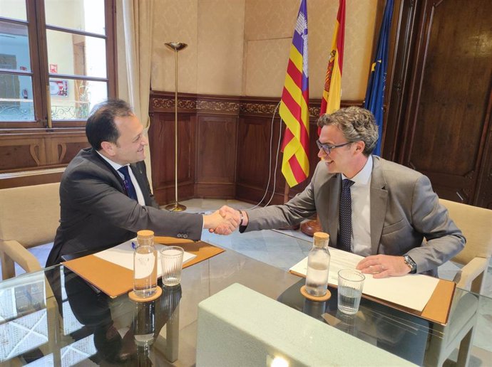 El presidente del Consell de Formentera, LLorenç Córdoba, y el vicepresidente del Govern, Antoni Costa