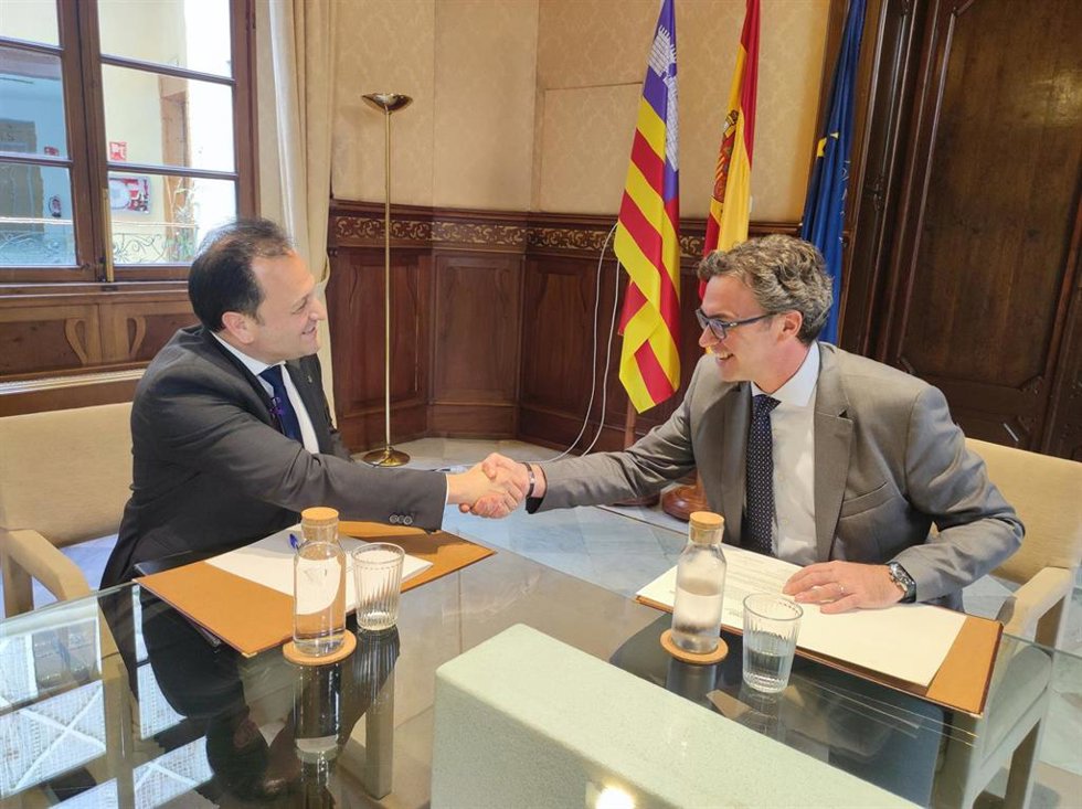 El presidente del Consell de Formentera, LLoren Córdoba, y el vicepresidente del Govern, Antoni Costa