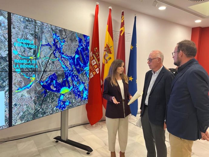 Los ediles del Ayuntamiento de Murcia, durante la presentación del informe técnico