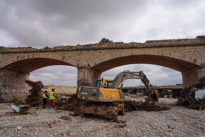 Un equip de la UME treballa al barranc de Fuentecica