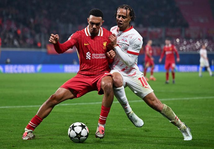 Archivo - 23 October 2024, Leipzig: Leipzig's Xavi Simons (R) and Liverpool's Trent Alexander-Arnold battle for the ball, during the UEFA Champions League soccer match between RB Leipzig and Liverpool FC at Red Bull Arena stadium. Photo: Hendrik Schmidt/d