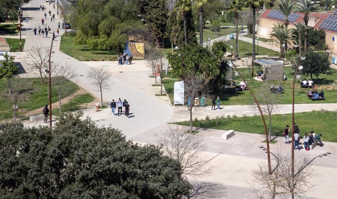 Archivo - Estudiantes en los exteriores del Campus de la UIB.